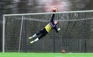 Khi nào thủ môn được phép rời khỏi vòng cấm?